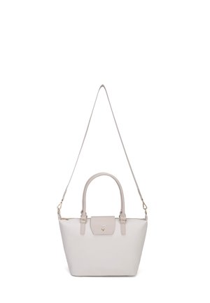 Sac à main en cuir beige clair avec deux petites poignées, une poche à rabat sur le devant et une longue bandoulière réglable.