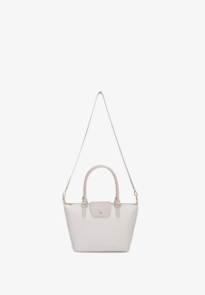 Sac à main en cuir beige clair avec deux petites poignées, une poche à rabat sur le devant et une longue bandoulière réglable.