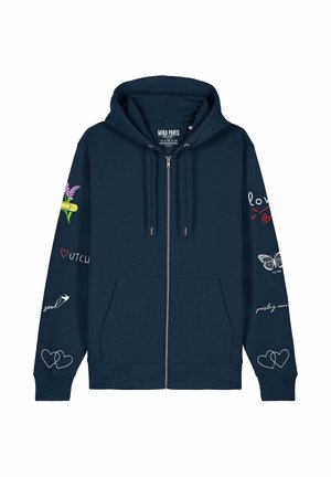 Jūras spēku džemperis ar rāvējslēdzēju un priekšējo kabatu. Izceļas ar krāsainiem izšuvumiem, tostarp ziediem, sirdīm un tauriņu uz piedurknēm.