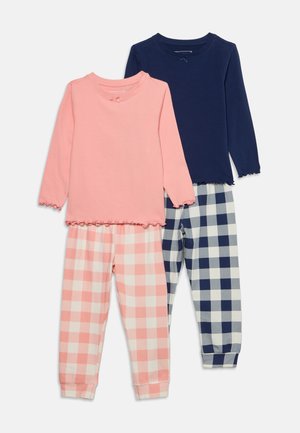 Deux ensembles de pyjamas pour enfants à manches longues et pantalons à carreaux, l’un rose et blanc, l’autre bleu marine et blanc.