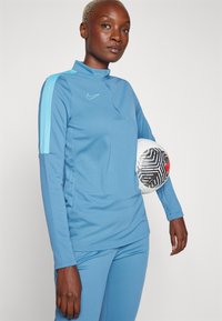 Nike Performance NIKE ACADEMY23 DRIL TOP BRANDED - Tops ar garām piedurknēm - aegean storm/baltic blue