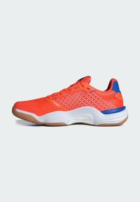 Oranžová sportovní bota s texturovaným svrškem, prodyšným síťovaným designem, modrými akcenty na patě a bílou mezipodešví s gumovou podrážkou.