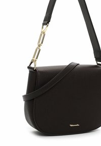 Borsa a tracolla in pelle nera con texture, dettaglio della tracolla con catena dorata e piccolo logo dorato sulla pattina frontale.