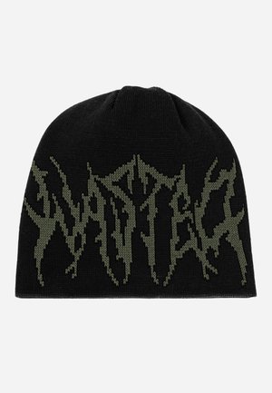 Gorra de punto negra con texto gráfico verde en relieve en una fuente aserrada. Textura suave, diseño ceñido y corona redondeada sin costuras.