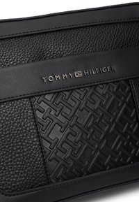 Tommy Hilfiger CENTRAL MONO REPORTER - Bandolera - black