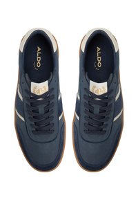 Marinblå sneakers med vita ränder, material av mocka och läder, rund tå, snörning framtill och sula av gummiträ. ALDO-logotyp synlig inuti.