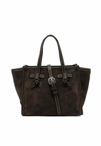 Borsa tote in suede marrone scuro con doppi manici superiori, cuciture a contrasto e una cinghia centrale in pelle con dettaglio di fibbia in argento.