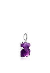 Pendente in ametista viola con design sfaccettato, incastonato in una cornice in argento lucido, caratterizzato da una forma arrotondata e organica e un elegante anello.