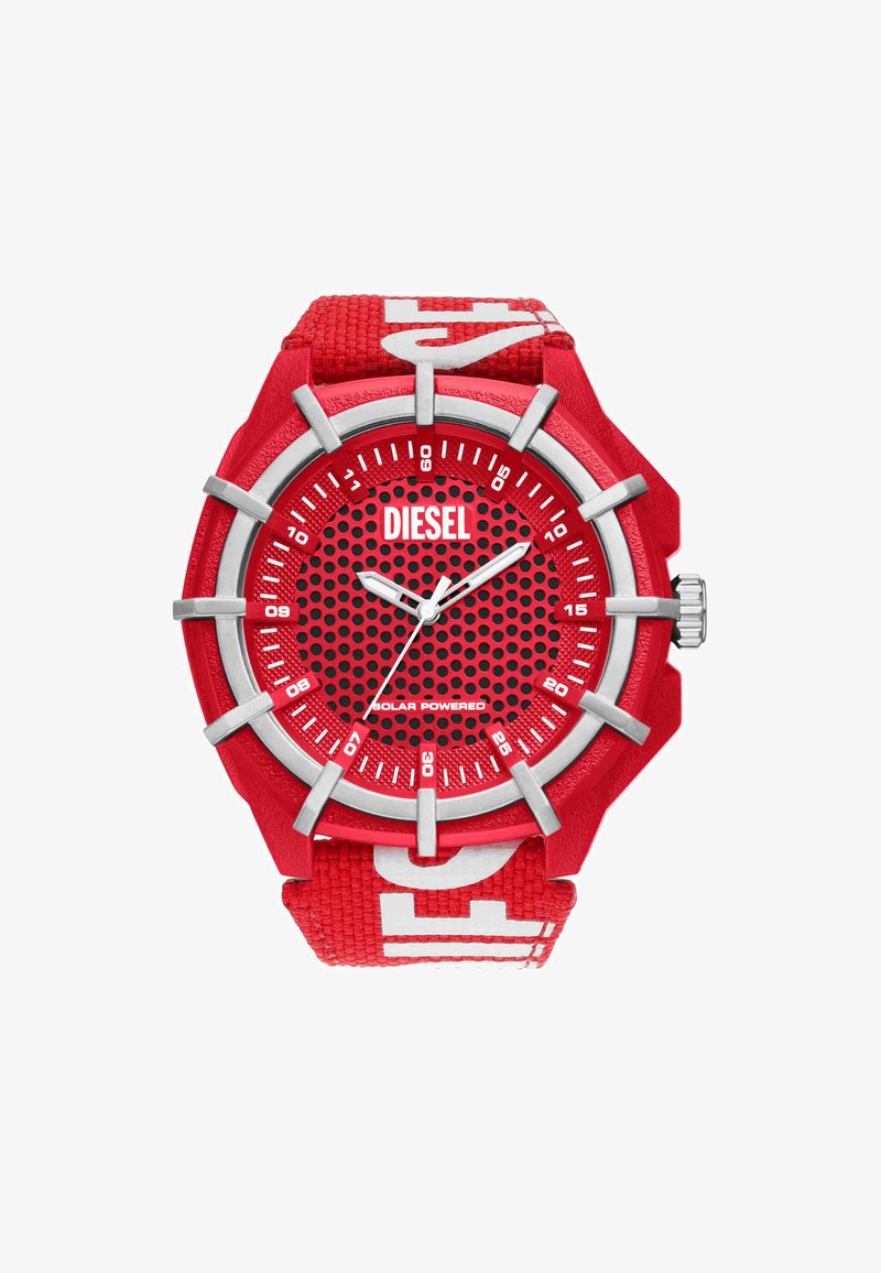 Red Diesel Solar-Uhr mit silbernen Stundenmarkierungen, schwarzem gepunktetem Zifferblatt und rotem Stoffarmband mit weißem Text.