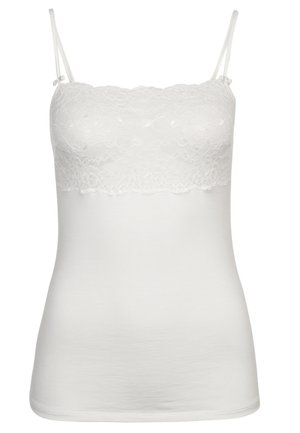 Witte cami-top met verstelbare spaghetti-bandjes, voorzien van een kanten overlay aan de bovenkant en een gladde, zachte stof voor comfort.