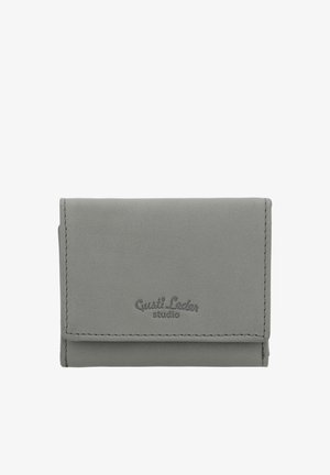 Portefeuille compact en cuir gris avec bords cousus et "Gusti Leder studio" embossé sur le rabat avant, fermé et de forme rectangulaire.