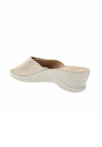 Sandalo wedge beige senza lacci con tomaia in tessuto liscio, punta rotonda e soletta imbottita, dotato di un sottopiede bianco sagomato.