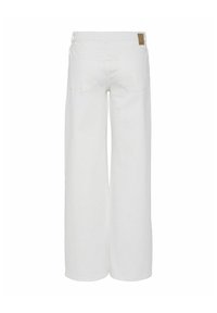 Biezi balti plata kāja džinsi, izgatavoti no denima, ar augstu jostu, divām aizmugurējām kabatām un mazu brūnu zīmola etiķeti uz jostas.