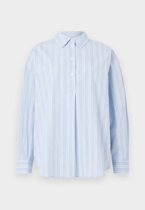 Hellblaues Langarmhemd mit weißen vertikalen Streifen, drei weißen Knöpfen auf der Vorderleiste und klassischem Kragen auf einfarbigem Hintergrund.