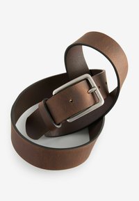 Ceinture en cuir marron avec une boucle métallique, présentant une finition texturée. La ceinture est enroulée et positionnée sur un fond blanc.