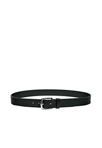 Ceinture en cuir noir avec boucle rectangulaire en argent et trois trous d'ajustement, posée à plat sur un fond blanc.