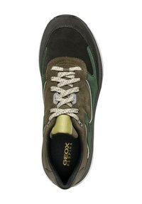 Sneaker da uomo con upper in suede e mesh di colore grigio scuro, verde e oliva. Presenta lacci beige, un collare imbottito e una soletta con logo.