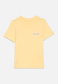 Κίτρινο βαμβακερό μπλουζάκι με στρογγυλή λαιμόκοψη, κοντά μανίκια και μικρό λευκό τύπωμα που γράφει "Ορισμός του Jack & Jones."