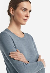 Blå crew-neck tröja i mjukt, texturerat tyg, med långa ärmar och en figurnära design, med en smidig och ren finish.