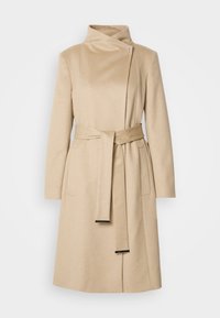 Abrigo de lana beige con un cuello alto, cinturón en la cintura, bolsillos frontales y una silueta limpia. Textura suave y detalles de diseño minimalistas.