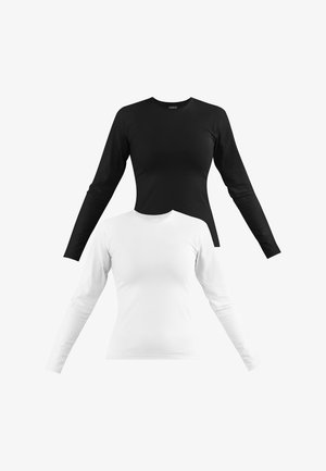 Zwei Langarm-T-Shirts in Schwarz und Weiß. Beide besitzen einen runden Halsausschnitt, ein eng anliegendes Design und eine glatte Stofftextur.