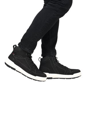 Des baskets montantes noires en textile avec des semelles blanches, dotées de lacets, de coutures contrastantes et de fermetures éclair sur les côtés pour des détails supplémentaires.