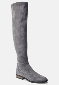 Stivale al ginocchio in suede grigio con suola piatta. Presenta un design minimalista, pannello laterale elasticizzato e un piccolo accento in legno sul tacco.