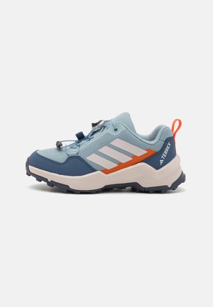Zapato de senderismo azul con parte superior de malla, superposiciones sintéticas, rayas blancas, acentos naranjas y una suela de goma texturizada para mayor tracción.