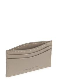 Portafoglio in pelle beige con più scomparti per carte e cuciture sottili. Presenta il logo del marchio in rilievo sulla parte anteriore. Texture liscia.