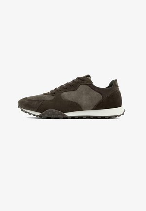 Dunkelbraune Wildleder-Sneaker mit strukturierter Oberfläche, ausgestattet mit einem kontrastierenden hellgrauen Panel, runden Schnürsenkeln und einer profilierte Gummisohle.