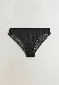 Sous-vêtements pour femmes de style hipster en dentelle noire avec des motifs floraux et géométriques, présentés à plat sur un fond neutre clair.