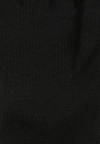 Schwarz gestrickter Stoff mit glatter Textur und einem einheitlichen Muster, der eine weiche, flexible Struktur aufweist und keine ausgeprägten Details zeigt.