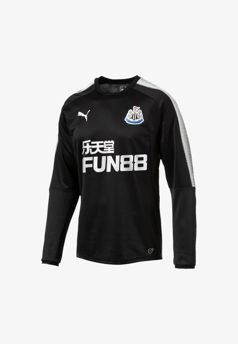 Maillot de football noir à manches longues en matériau léger, avec un col rond, des panneaux latéraux en mesh, le logo Puma et le branding de Newcastle United.