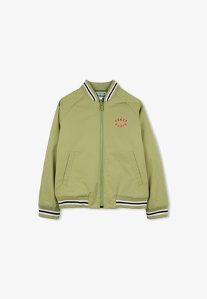 Groene bomberjack met ritssluiting, gestreepte ribbels op de kraag en manchetten, met een rood "KENZO PARIS" logo op de borst.
