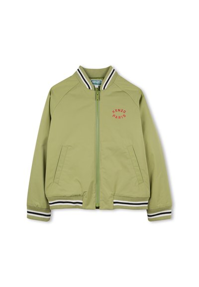 Groene bomberjack met ritssluiting, gestreepte ribbels op de kraag en manchetten, met een rood "KENZO PARIS" logo op de borst.