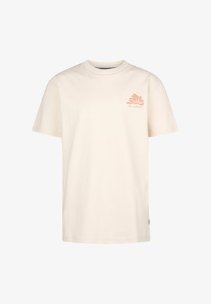 Licht beige katoenen T-shirt met een kleine roze grafiek en opgerolde korte denim shorts. Witte sneakers met zwarte accenten en gestreepte sokken.