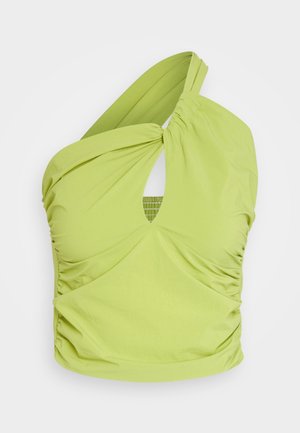 Epätasainen limetinin vihreä toppi, jossa on ryppyinen pinta, avainreiän muotoinen leikkaus ja leveä olkain, valmistettu pehmeästä ja joustavasta kankaasta.