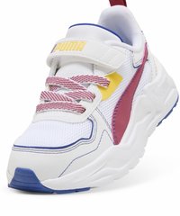 Scarpa atletica bianca con materiale in rete e sintetico, caratterizzata da accenti rossi, gialli e blu, colletto imbottito e fascia con chiusura a velcro.