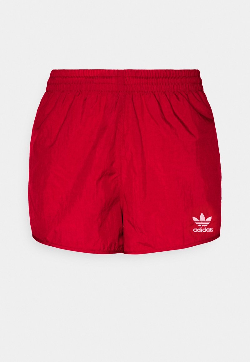 Červené sportovní šortky s elastickým pasem, hladkým materiálem, bočními kapsami a bílým logem Adidas v dolním levém rohu.