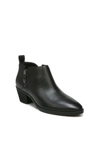 Schwarze Lederstiefeletten mit spitzer Zehenform, strukturiertem Finish und seitlichem Reißverschluss. Sie verfügen über einen gestapelten Absatz und eine Zuglasche an der Rückseite.