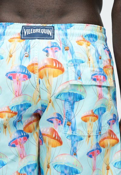 Φωτεινά γαλάζια μαγιό σορτς με πολύχρωμο μοτίβο αερόστατου τζελιφίς και σκούρο μπλε ταμπελάκι με το λογότυπο Vilebrequin στη μέση.