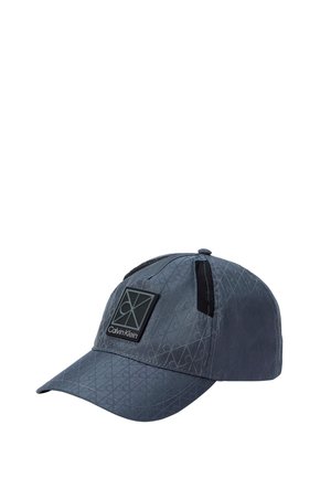 Dunkelgraue Calvin Klein Baseballkappe mit dezentem Logomuster, schwarzen Mesh-Öffnungen und einem vorderen Aufnäher mit dem Logo und Namen der Marke.