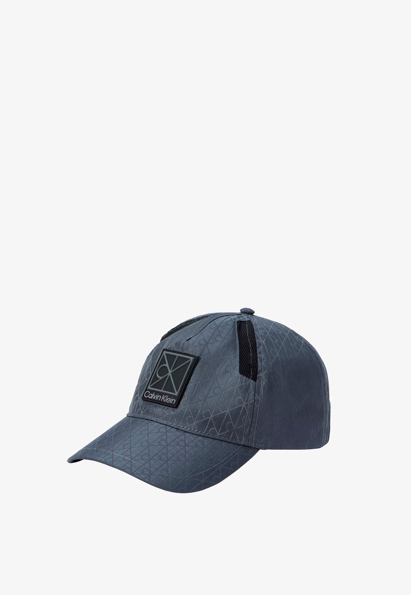 Casquette de baseball Calvin Klein gris foncé avec un motif subtil de logo, des aérations en mesh noir et un patch avant portant le logo et le nom de la marque.