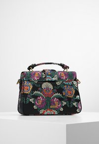 Czarna torba z kwiecistym haftem w kolorze różowym, niebieskim i złotym. Posiada uchwyt na górze, regulowany pasek oraz złote okucia.