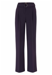 Kalhoty s vysokým pasem a širokými nohavicemi z tmavě fialové látky, s odpovídajícím páskem se stříbrnou sponou a ostrými předními záhyby.