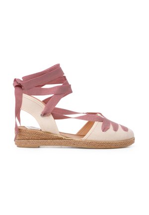 Espadrille en toile avec une tige rose clair et des sangles en tissu rose foncé croisées. Dotée d'une semelle en jute tressé et d'une semelle extérieure en caoutchouc.