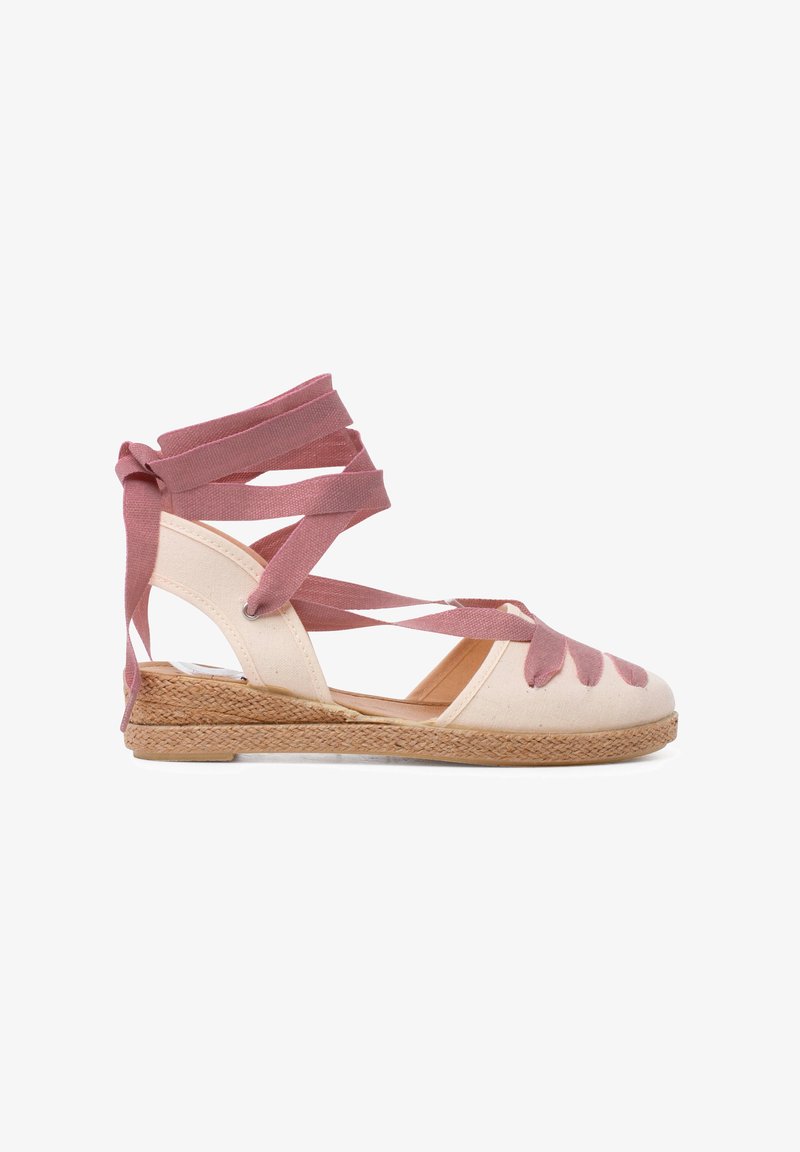 Espadrille en toile avec une tige rose clair et des sangles en tissu rose foncé croisées. Dotée d'une semelle en jute tressé et d'une semelle extérieure en caoutchouc.