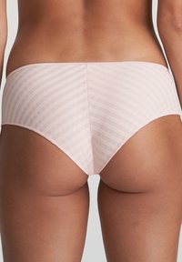 Rosa rutiga bomullsbikiniunderkläder med sömlös design och medelhög skärning, med horisontella och vertikala ränder i ett rutmönster.