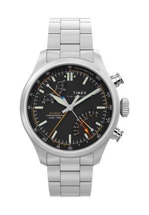 Ρολόι χρονόμετρου Timex από ανοξείδωτο ατσάλι με μαύρο καντράν, κλίμακα ταχυμέτρου, διπλή ώρα, πορτοκαλί και λευκές δείκτες, και μπρασελέ με μεταλλικούς κρίκους.