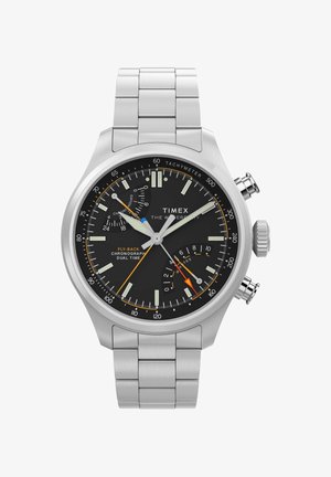 Timex kronograf ur i rustfrit stål med sort urskive, tachymeterskala, dobbelt tid, orange og hvide visere samt metalarmbånd.